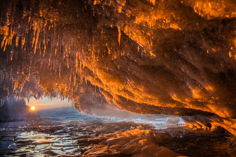 Закат в ледовом гроте. Байкалphoto preview