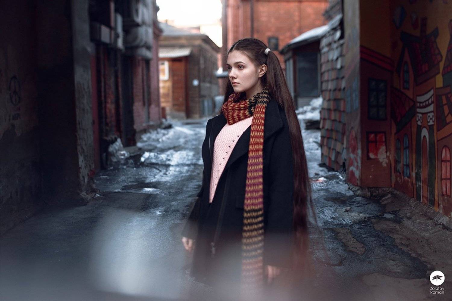 Детство кончилось. Автор: Роман Золотой 1Ds, 45ts-e, Bokeh, MarkIII, Tilt, Арка, Арт, Боке, Вечер, Волосы, Девушка, Длинноволосая, Длинные, Тилт-шифт, Улица, Цвет, Шарф, Роман Золотой