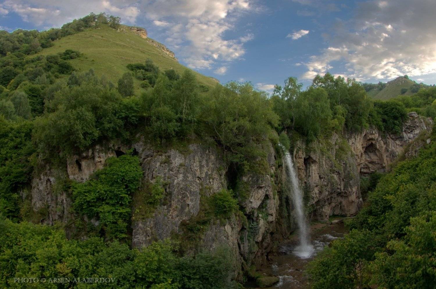 СКАЗОЧНАЯ СТРАНА. КОТОРАЯ НЕ ЗА ТРИДЕВЯТЬ ЗЕМЕЛЬ..... Автор: Арсен Алабердов Вода, Водопад, Горы, Деревья, Карачаево-Черкесия, Лес, Лето, Облака, ОБРЫВ, Река, Сказка, Скалы, Ущелье, Арсен Алабердов