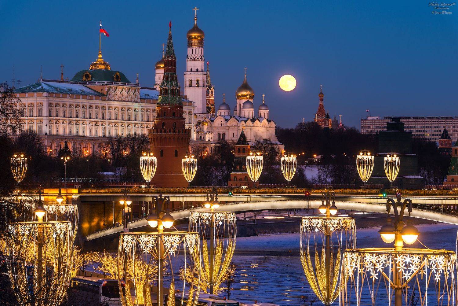 "Восход полной луны над Кремлем в Рождество". Автор: Николай Сапронов , Николай Сапронов