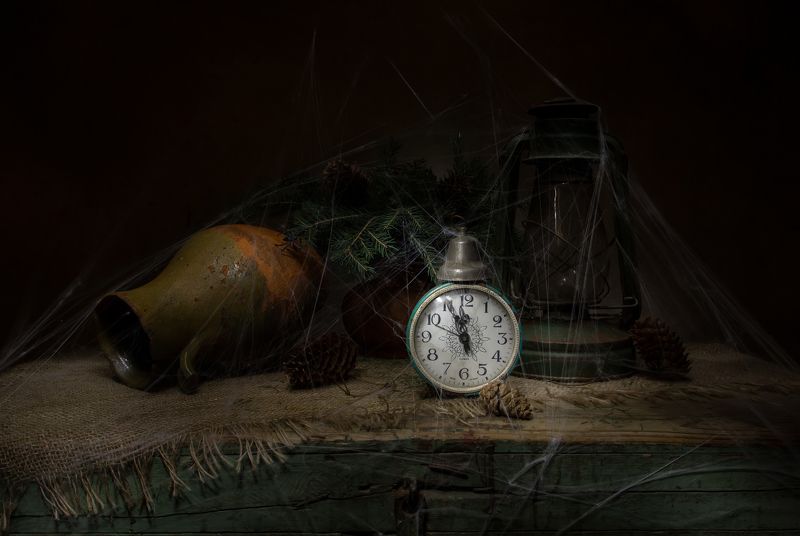 натюрморт, часы, ель, шишки, горлач, керосинка На старом сундуке....photo preview