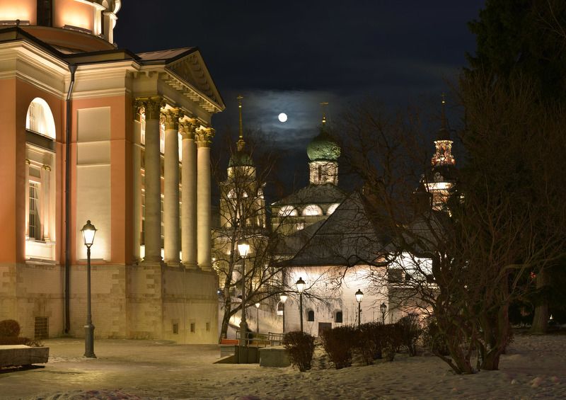 Варварка и лунаphoto preview