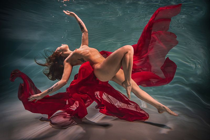 подводная фотография, обнаженная модель, цветные ткани Лёд и Пламеньphoto preview