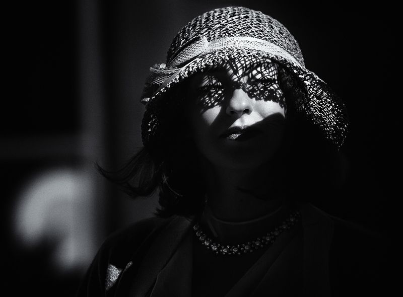 чб фото, уличный портрет, девушка в шляпке Девушка в шляпкеphoto preview