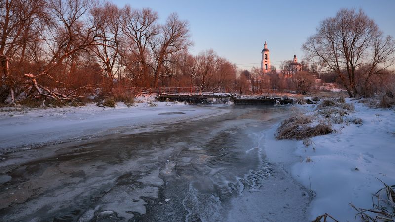 филипповское,декабрь,пейзаж,зима,река,лёд,фактура,церковь,храм,мостик,утро,рассвет Морозное утро в Филипповском фото превью