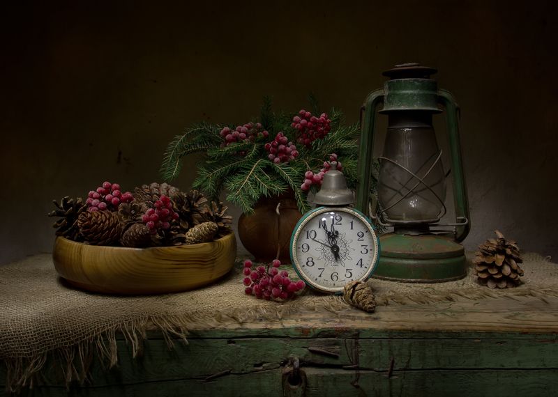 натюрморт, будильник, ель, шишки, горлач, керосинка, калина На старом сундуке....photo preview