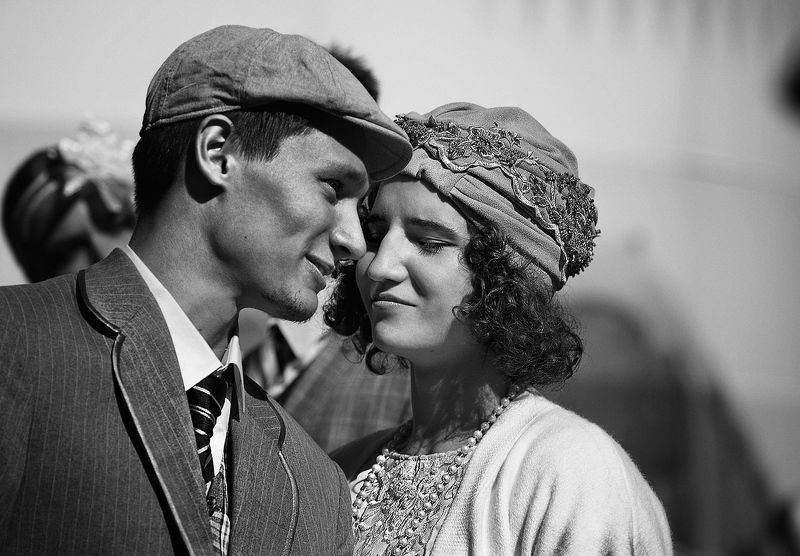 чб фото, уличное фото, уличный портрет, двое и город Двоеphoto preview