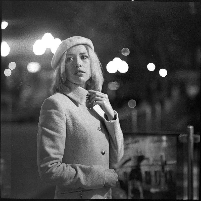 девушка ночь свет витрина взгляд Татьянаphoto preview