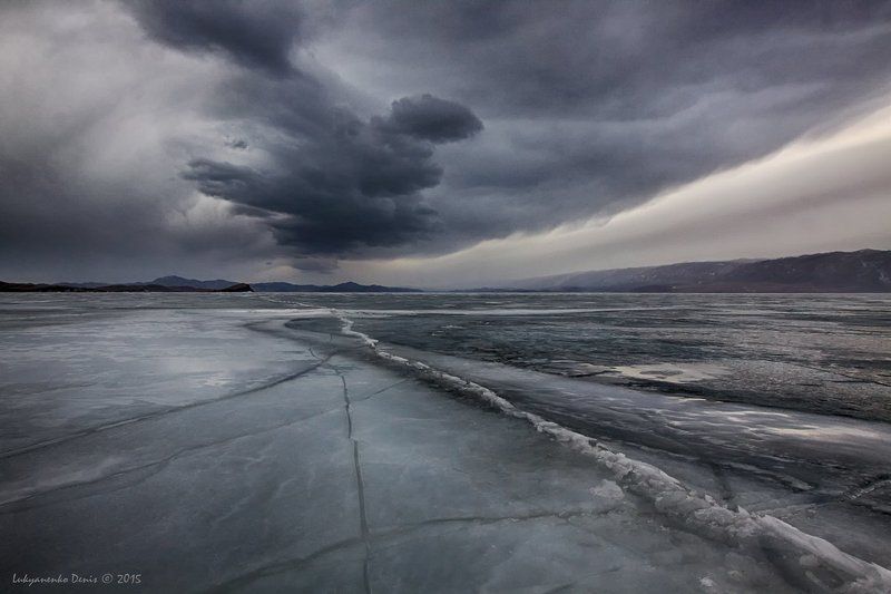 2015, байкал, горы, лед, линии, март, небо, россия, трещины, тучи Гнев Байкалаphoto preview