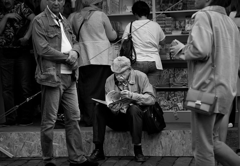 чб фото, уличное фото, люди, жанровое фото, книги На книжной ярмаркеphoto preview