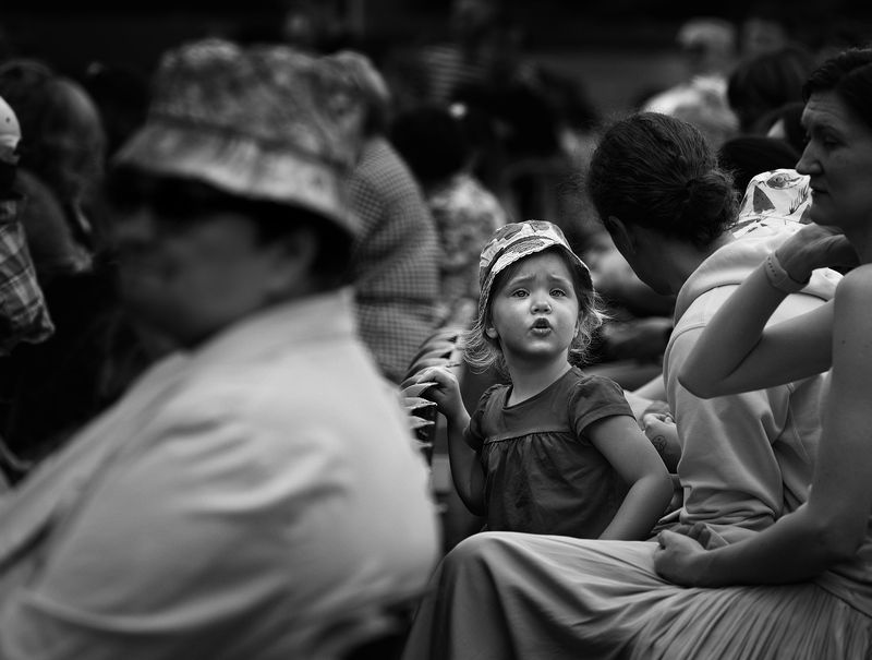 чб фото, уличное фото, уличный портрет, дети, люди в городе Зрители фото превью