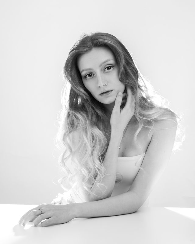 портрет , взгляд ,красивая девушка , цвет ,волосы , красивые губы ,нежность , таинственность photo preview