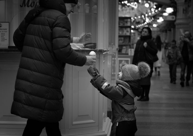 чб фото, гум и дети, уличное фото, дети ГУМ фото превью