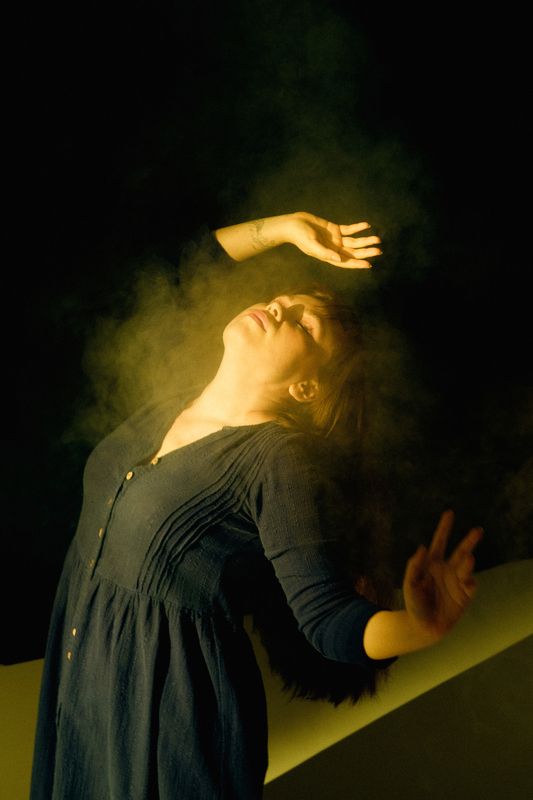 портрет, дым, свет В тёплом светеphoto preview