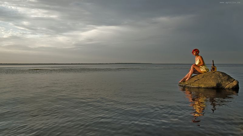 девушка, камень, вода, река, море, залив, берег, побережье, сидеть, камень, фонарь, утро, отражение Встречая рассветphoto preview