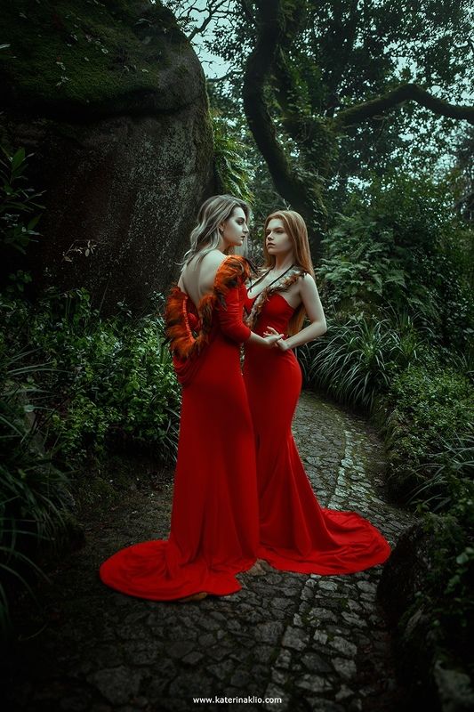 red, queen, model, two, women, couple, red, green, beauty, dress, together, beautiful, two beautiful women, red and green Red Queensphoto preview