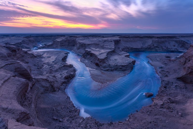 Dead sea horse shoephoto preview