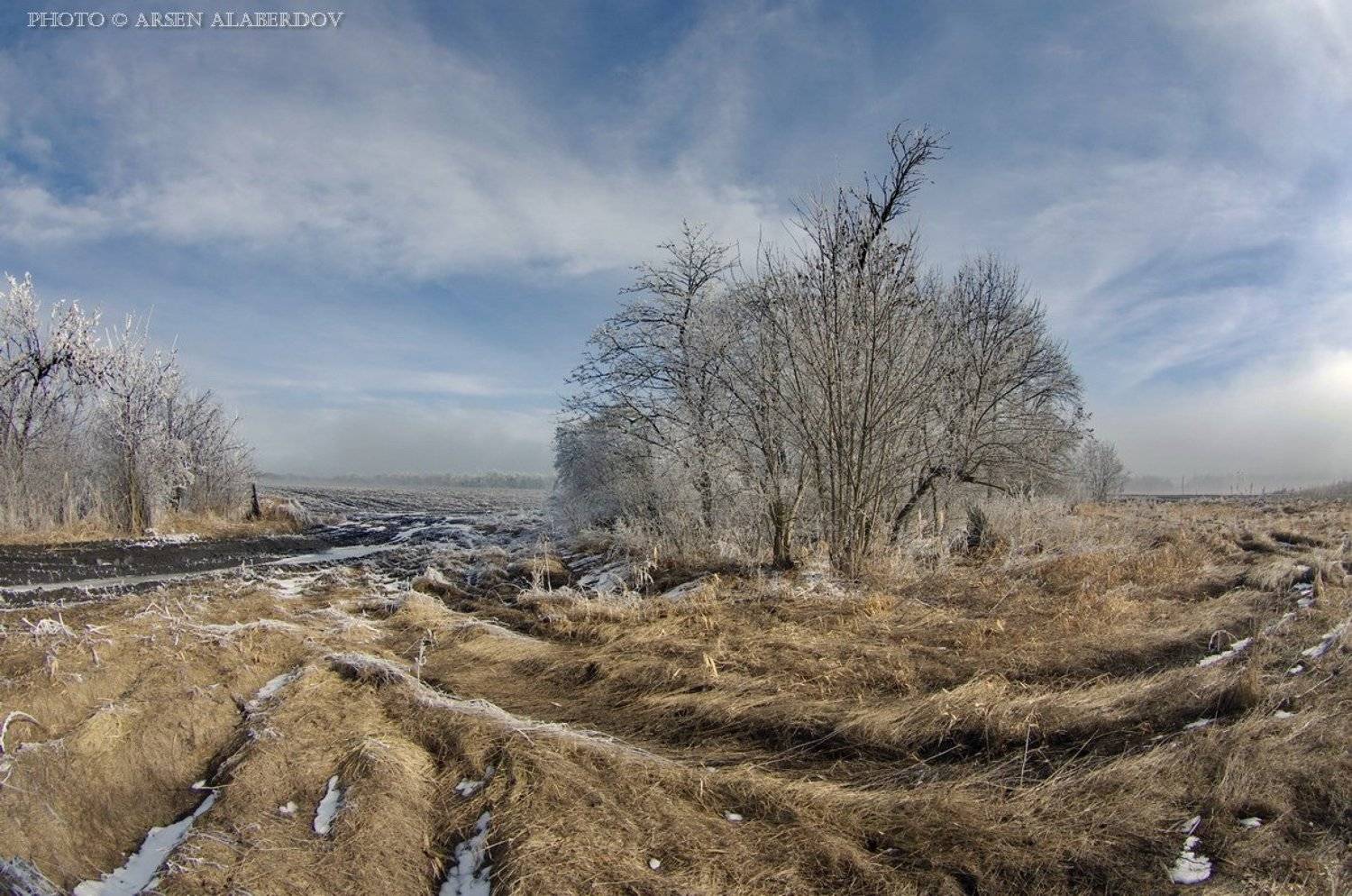 ЗИМА ПРОЩАТЬСЯ НЕ ЖЕЛАЕТ, НО ДНИ ЕЁ УЖЕ ПРОШЛИ... Автор: Арсен Алабердов ВЕСЕННЕЕ НЕБО, Весна, Иней, Облака, Пашня, Рыбий глаз, Фишай, Арсен Алабердов