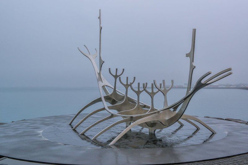 путешествия, Исландия, Рейкьявик, лодка викингов, стелла, пасмурное утро ждущая викинговphoto preview