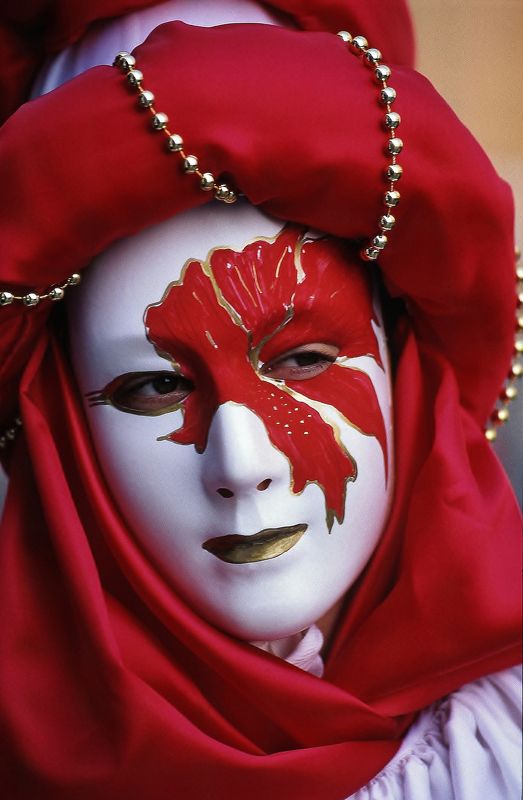 maschera,carnevale,rosso,bianco, perle,occhi,oro Mascheraphoto preview