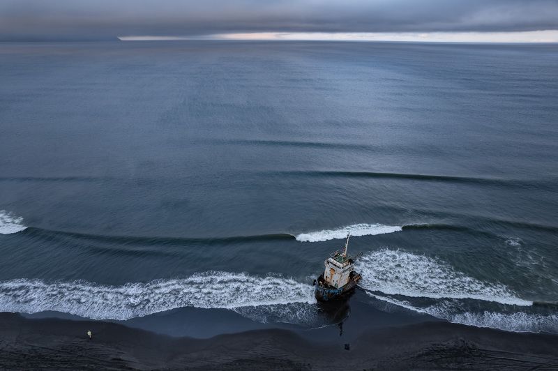 залив касатка, южные курилы, море, океан, судно, пляж, черный песок тет-а-тетphoto preview