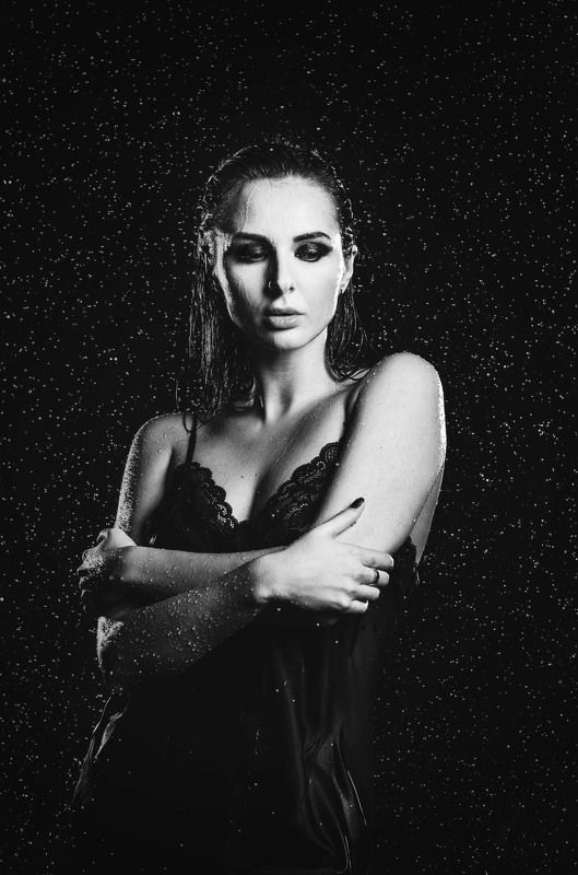 девушка под дождем, мокрая кожа, капли воды ***photo preview