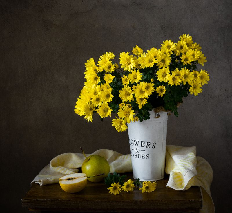 натюрморт, цветы, хризантемы Хризантемы с грушейphoto preview