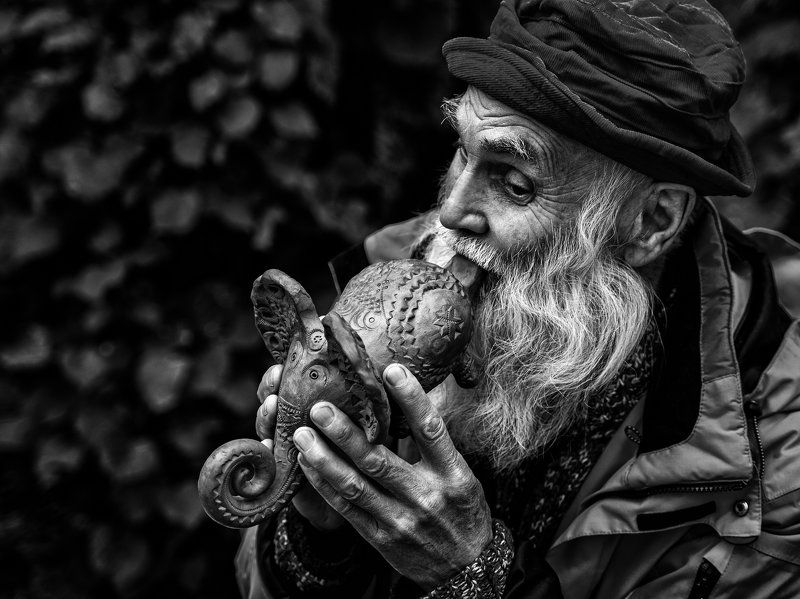 стрит улица чб монохром люди москва Играя на слонеphoto preview