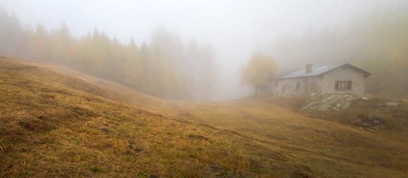 otoño italia aosta niebla alerce cabaña \