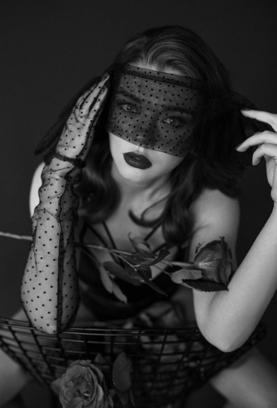 девушка, женский портрет, портрет, глаза, художественный портрет, красный, бордовый,цвет,розы,алые губы,чб photo preview