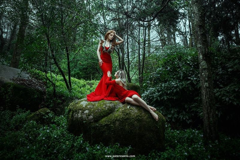 red, queen, model, two, women, couple, red, green, beauty, dress, together, beautiful, two beautiful women, red and green Red Queensphoto preview
