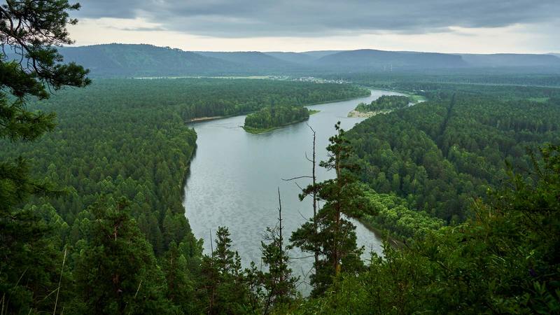 Пасмурный вид на платоphoto preview