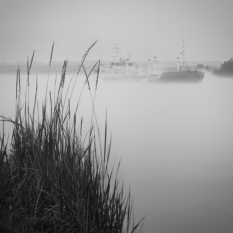 Вечер, Енисей, Квадрат, Корабль, Красноярск, Остров, Пейзаж, Река, Трава, Туман, Холодный, Чб, Черно-белое На реке туман фото превью