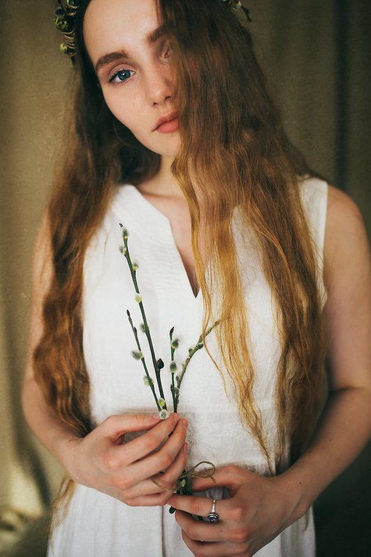 Девушка с вербойphoto preview