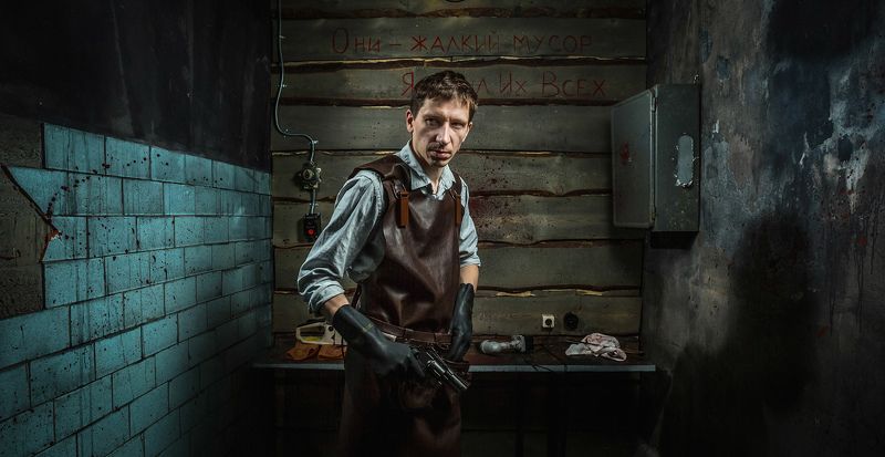 blood man gun Hostel Maniacphoto preview