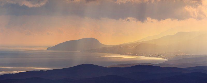 алушта., крым Алушта, суслик пьет водуphoto preview