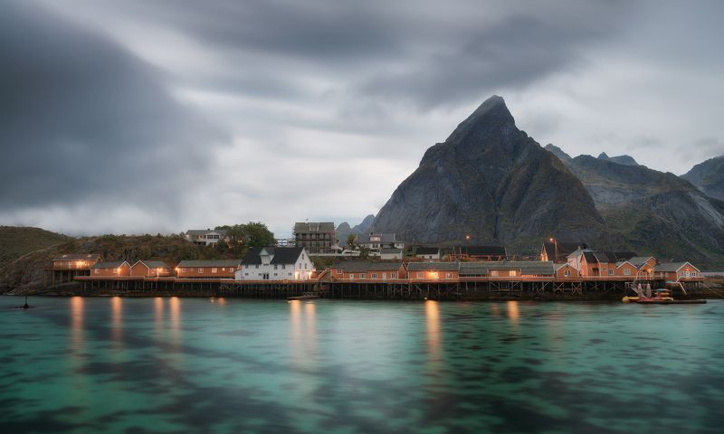 норвегия, лофотен, лофотенские острова, остров, берег, дом, море, вода, залив, осень, утро, мрачный, рейне, norway, lofoten, lofoten islands, reine, autumn, fall, water, house, hut, gloomy, bay Мрачное утро в Рейне / Gloomy morning in Reinephoto preview