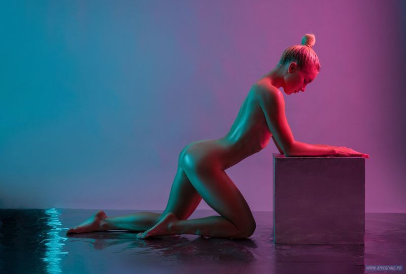 model; woman; nude; sensual; female; naked; slim; color; concept; art; seductive; body; sexy; grace; cube; erotic; perfect; bright; provocative; studio; side view; full body; full length; feminine; figure; shape; temptation; allure; barefoot; sit; copy sp Young woman leaning on silver cube  фото превью