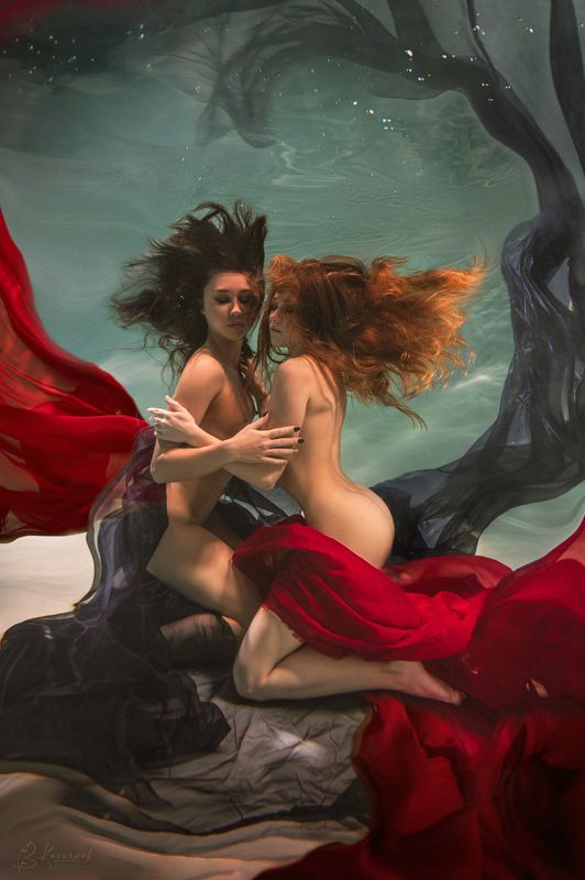 под водой, ню, парное фото Младшая сестраphoto preview