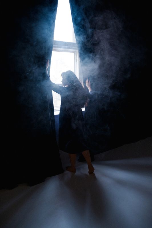 портрет, дым У окнаphoto preview