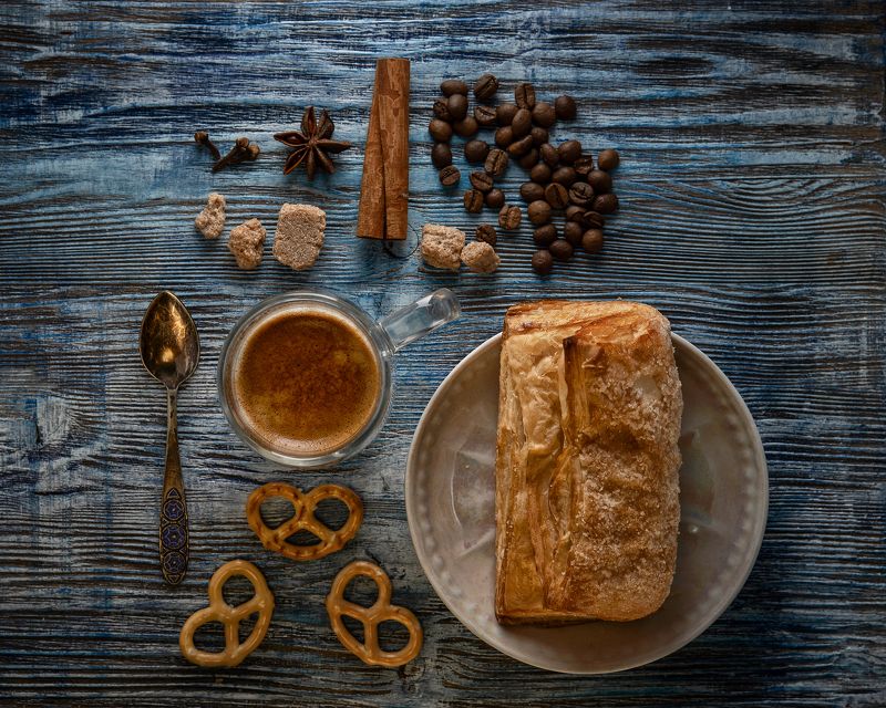 натюрморт, кофе, чашка, слоёная выпечка, печенье, гвоздика, корица, бадьян, тростниковый сахар, крендель, кофейная ложка Кофейный натюрмортphoto preview