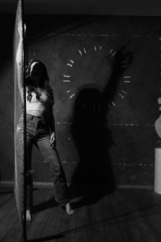 тени, черно-белое, девушка, маска гобо, контрасты, игра теней, студия, портрет, гламур Узы теней фото превью