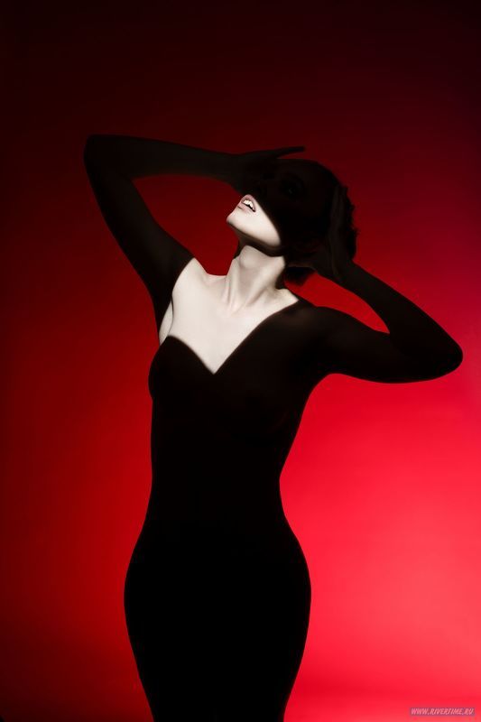 SHADOW GIRL BEAUTY NUDE RED POSING MODEL WOMAN FEMALE PERSON PEOPLE LIGHT AND SHADOW LIGHT SHADOWS LIGHT AND SHADOWS FINE ART NUDE NAKED NUDES EROTIC SEXY SENSUAL SENSUALITY FIGURATIVE LIPS LIP MOUTH FACE RED BACKGROUND VIGNETTE Beauty in the shadows фото превью