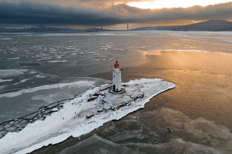 владивосток, приморский край, приморье, рассвет, зима, японское море, льды Маяк Токаревскогоphoto preview