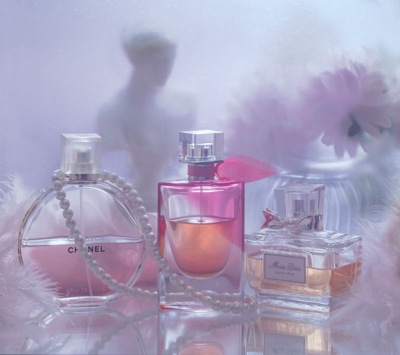 натюрморт,этюд,стекло,розовое,перья,духи,флаконы,отражения,розовый,цветы, Флаконы воспоминаний...photo preview