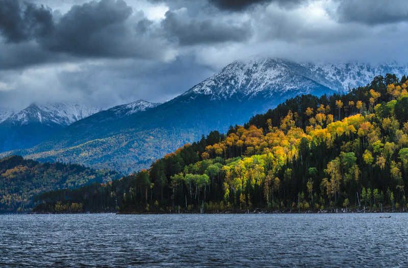 Осень снег река лес сонлцце Тучи бродят над Енисеем. Сибирь.photo preview