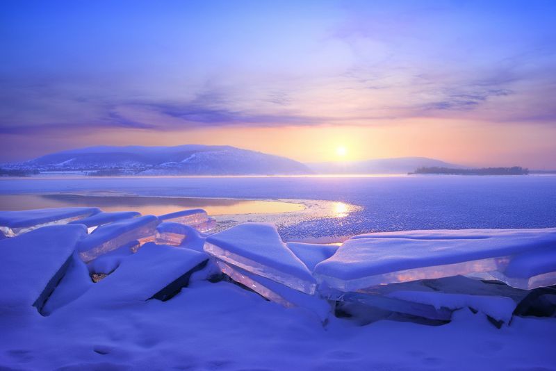 Льдинки греются на февральском солнышке.photo preview