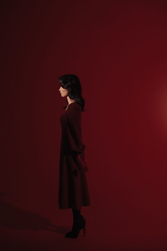 Девушка в красномphoto preview