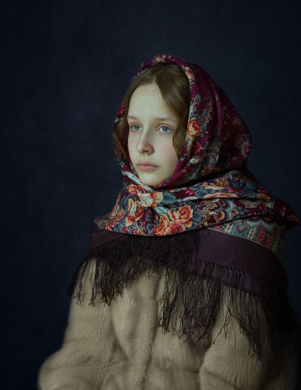 портрет,женский портрет,портрет девочки Портрет девочки в платкеphoto preview