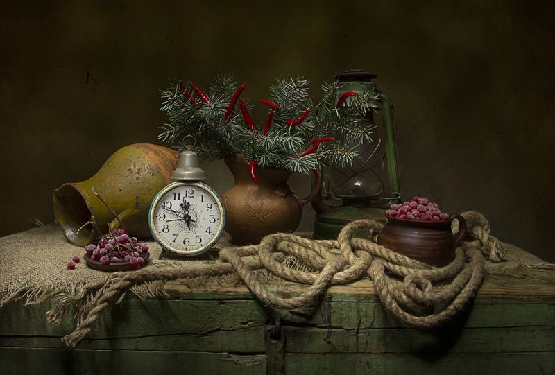 натюрморт, горлач, ель, перец, рябина, керосинка На старом сундуке...photo preview